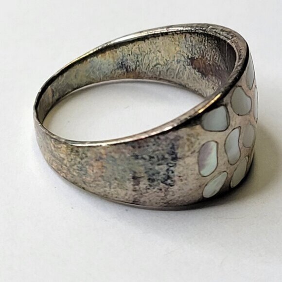 Vintage Silver and Mother of Pearl Ring Size 9 - Picture 4 of 15